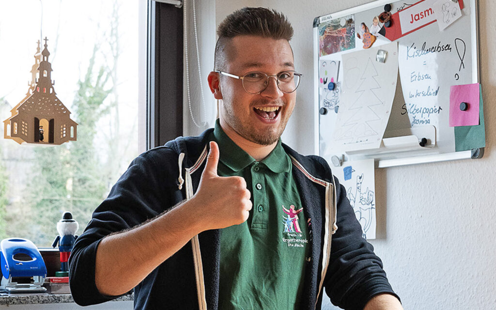 Marvin Berger lacht und zeigt den Daumen hoch