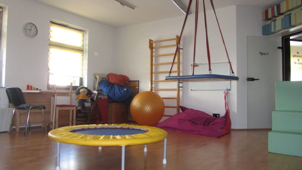 Sportraum mit Trampolin, Sitzball, Hängeliege, Sitzsatz und weiteren Geräten