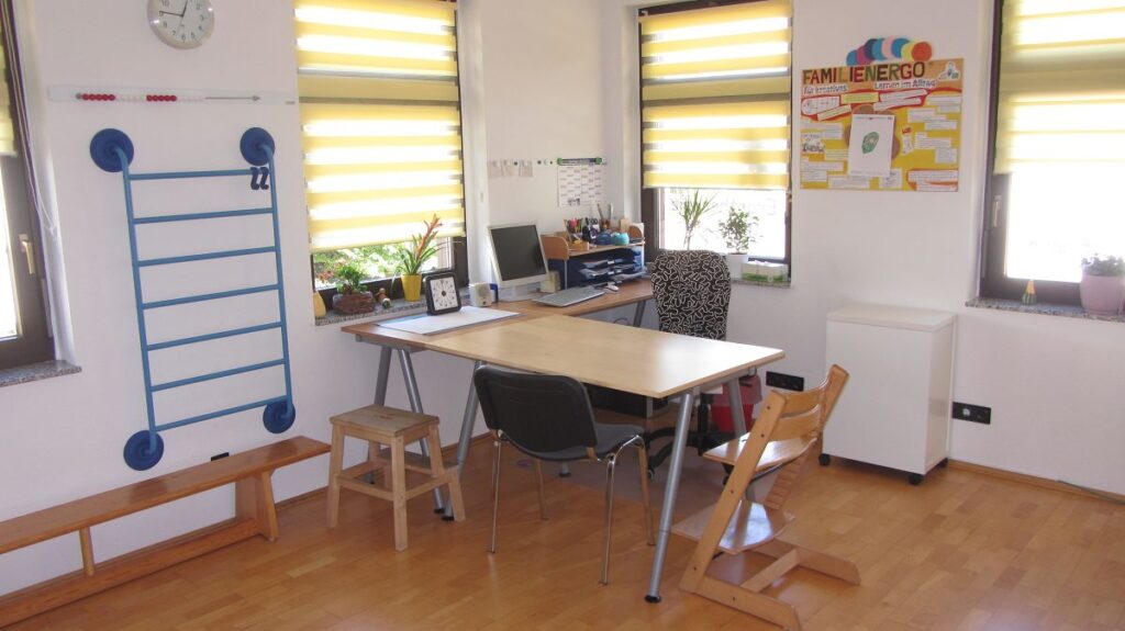 Therapieraum mit Sitzplatz, Turnbank und blauer Sprossenwand